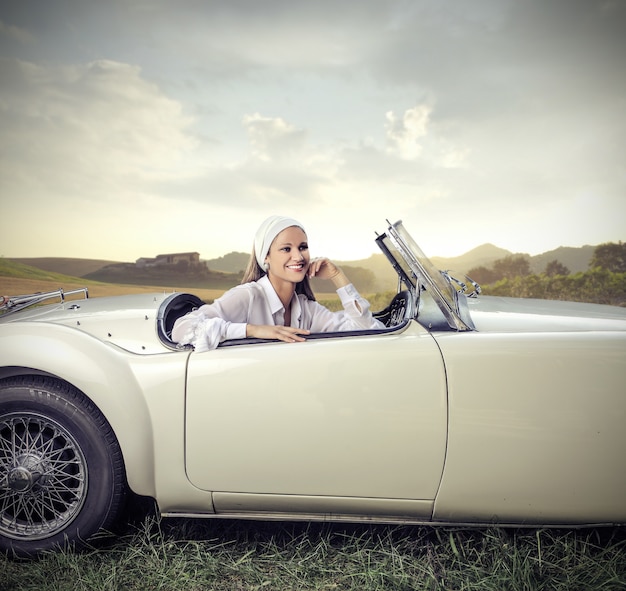 Foto mooie vrouw in een sportwagen