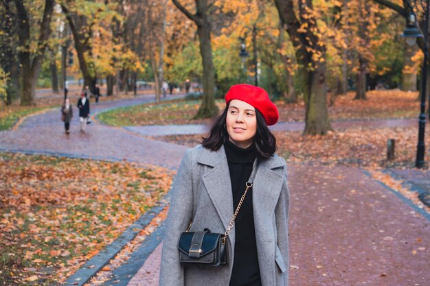 Mooie vrouw in herfst outfit in het stadspark