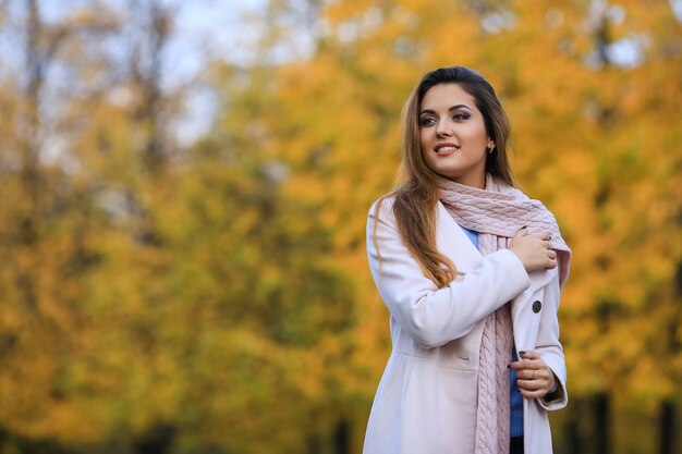 Mooie vrouw in herfst park. Buiten portret. Vrouw portret. vrije ruimte.