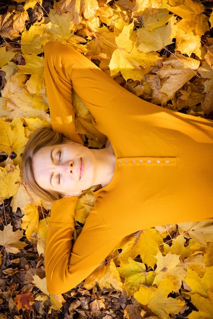 Mooie vrouw in herfst park geluk harmonie selfcare ontspanning en mindfulness