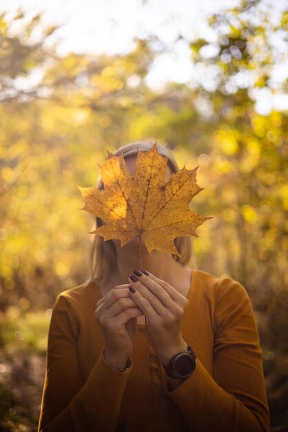 Mooie vrouw in herfst park geluk harmonie selfcare ontspanning en mindfulness