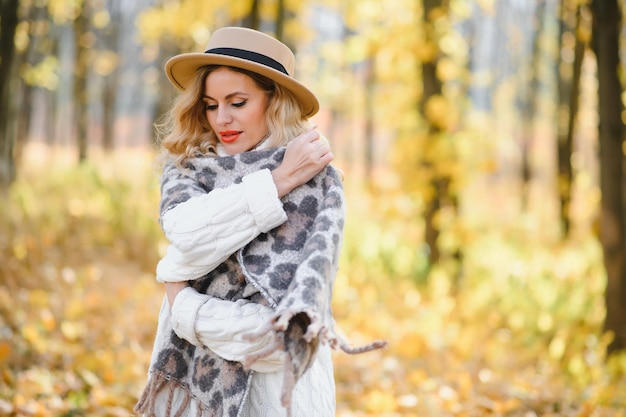 Mooie vrouw in herfstpark