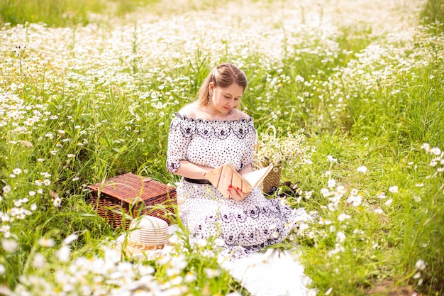 Mooie vrouw in het veld met bloemen