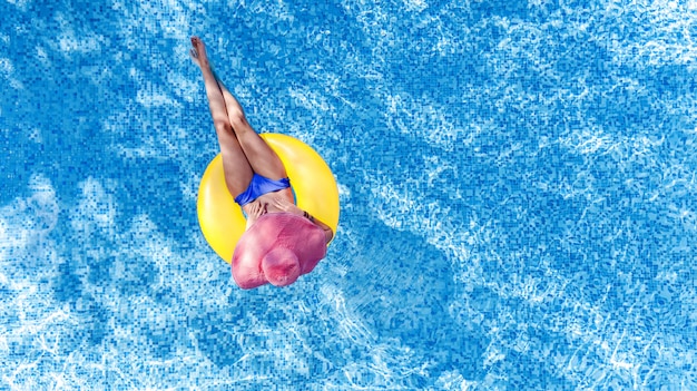 Mooie vrouw in hoed in zwembad luchtfoto bovenaanzicht van bovenaf