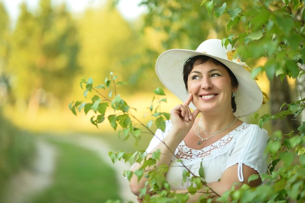 Mooie vrouw in hoed