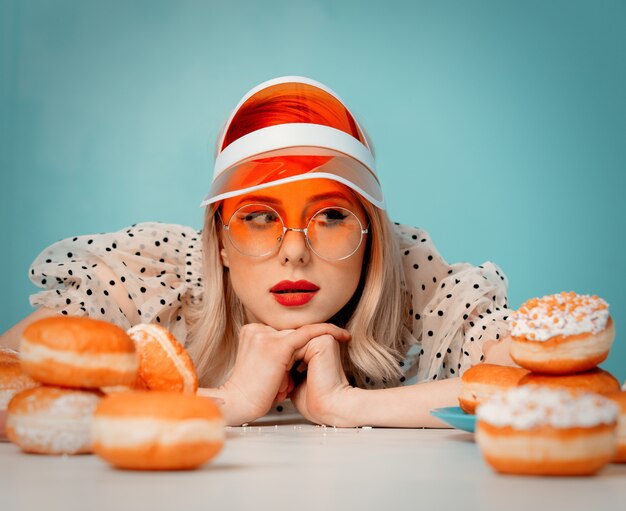 Foto mooie vrouw in jaren 90 kleding met donuts