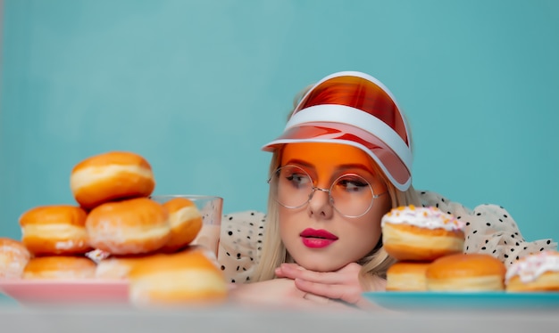 Foto mooie vrouw in jaren 90 kleding met donuts