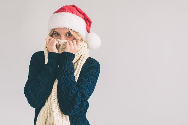 Mooie vrouw in Kerstmanhoed