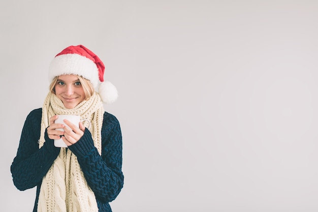 Mooie vrouw in Kerstmanhoed