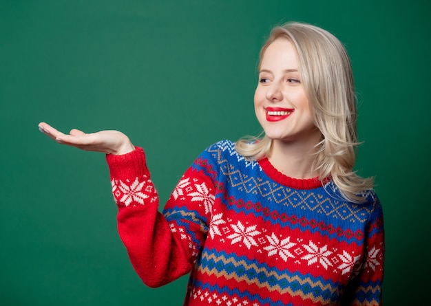 Mooie vrouw in Kerstmissweater