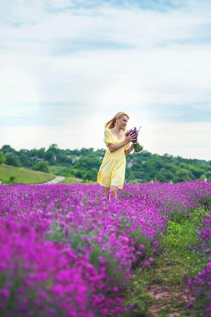 Mooie vrouw in Lavendel veld Selectieve aandacht