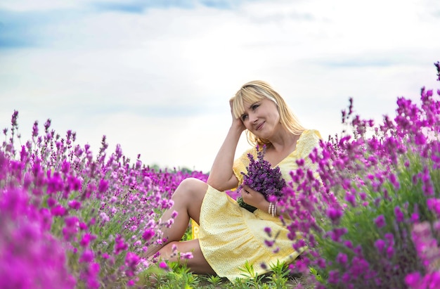 Mooie vrouw in Lavendel veld Selectieve aandacht