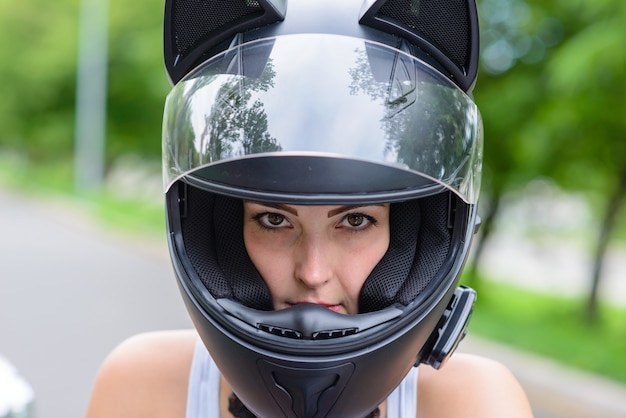 Mooie vrouw in motorhelm