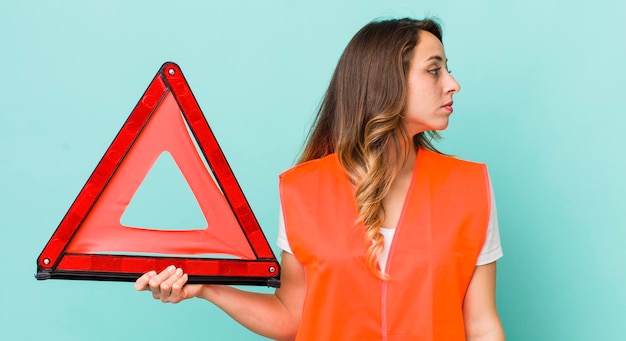 Foto mooie vrouw in profielweergave, denkend aan dromen of dagdromen