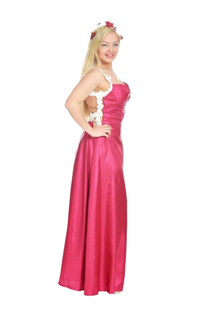 Mooie vrouw in roze jurk poseren