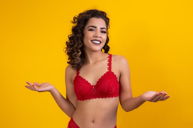 Mooie vrouw in sexy rode lingerie met ruimte voor tekst.