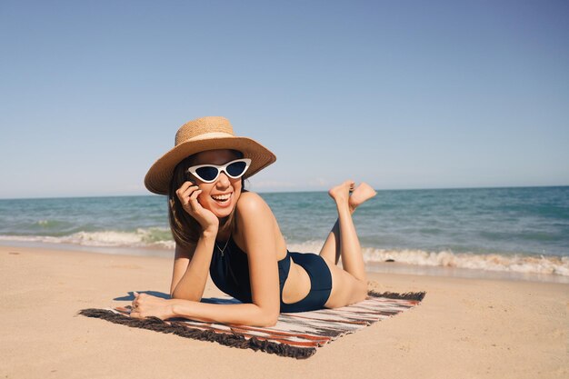 Mooie vrouw in sexy zwemkleding op tropisch strand