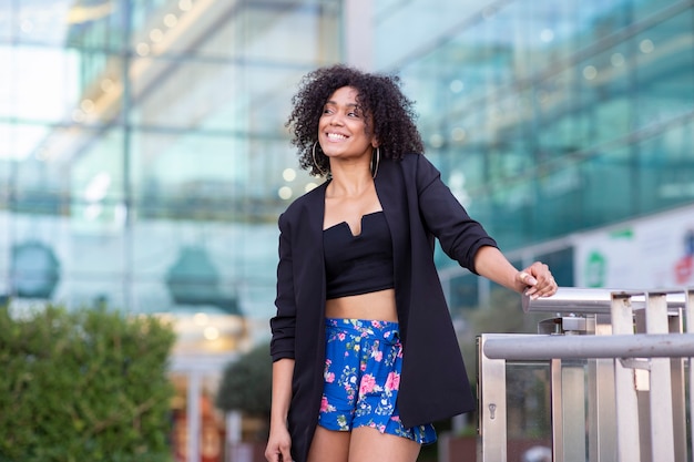 Mooie vrouw in stijlvolle outfit buitenshuis