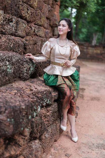 mooie vrouw in Thaise traditionele kleding