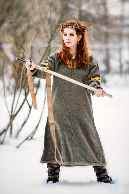 Mooie vrouw in viking kleding