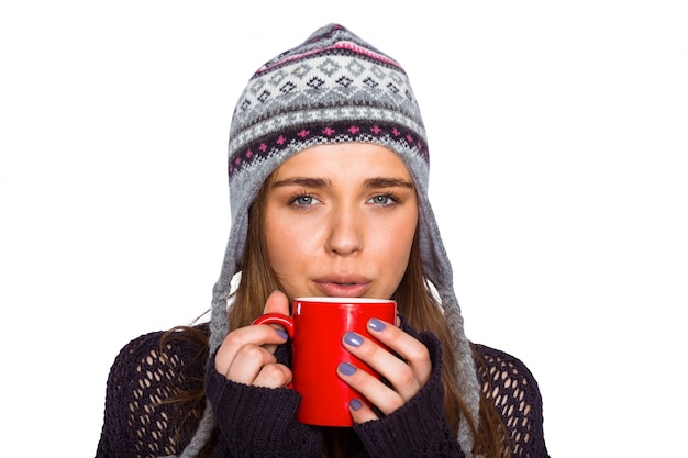 Mooie vrouw in warme kleding koffie drinken