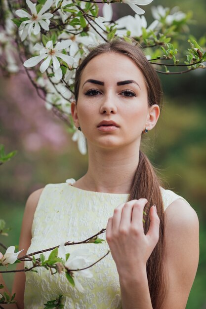 Mooie vrouw in witte jurk