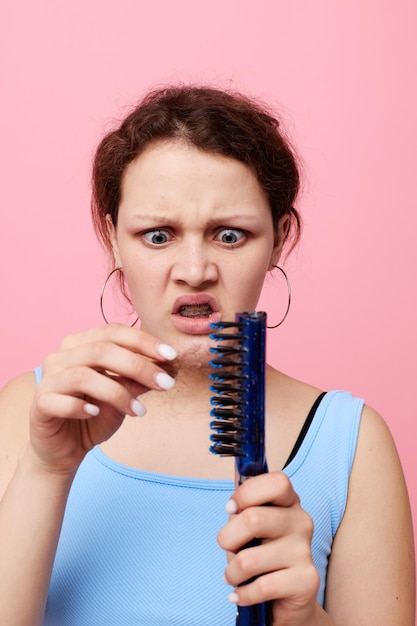 Mooie vrouw kam haar walging haaruitval geïsoleerde achtergrond ongewijzigd