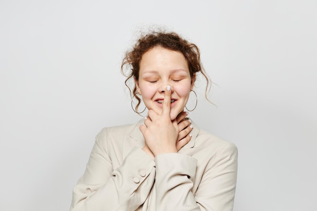 Mooie vrouw klassiek pak mode poseren leuke lichte achtergrond ongewijzigd