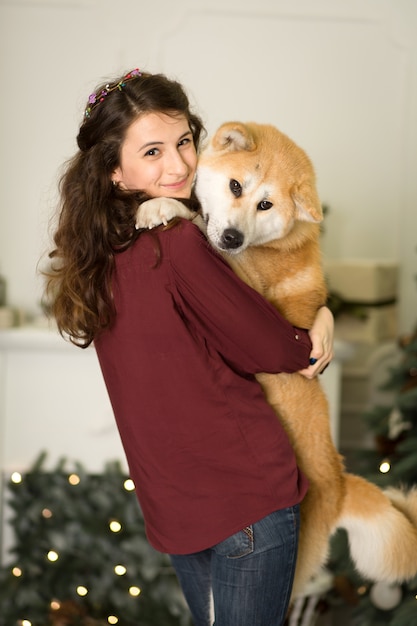 Mooie vrouw knuffels, knuffels met haar akita inu hond