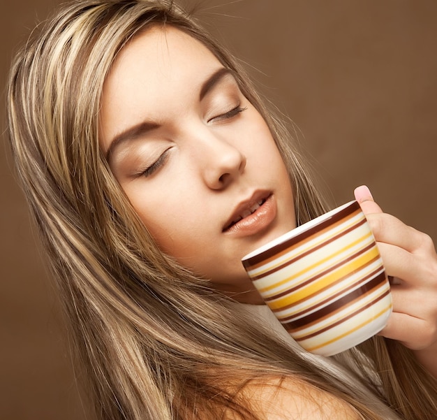 Mooie vrouw koffie drinken