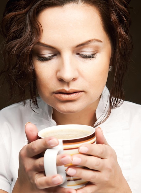 Foto mooie vrouw koffie drinken