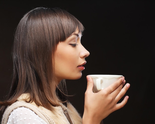 Mooie vrouw koffie drinken