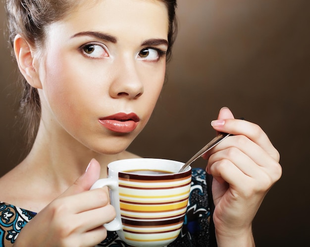 Mooie vrouw koffie drinken