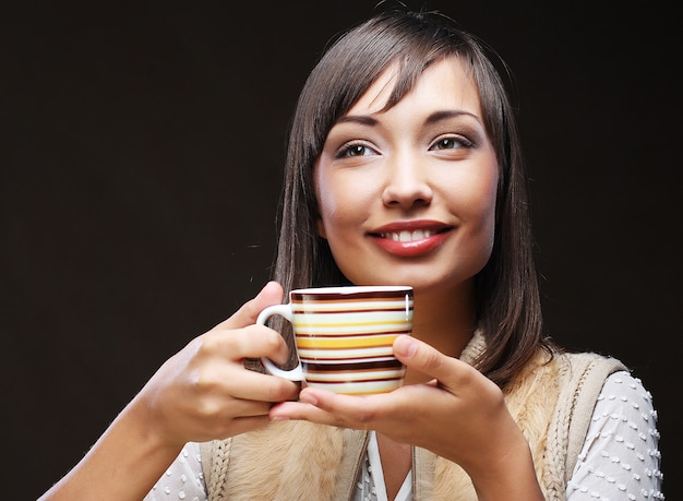 Mooie vrouw koffie drinken