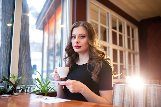 Mooie vrouw koffie drinken