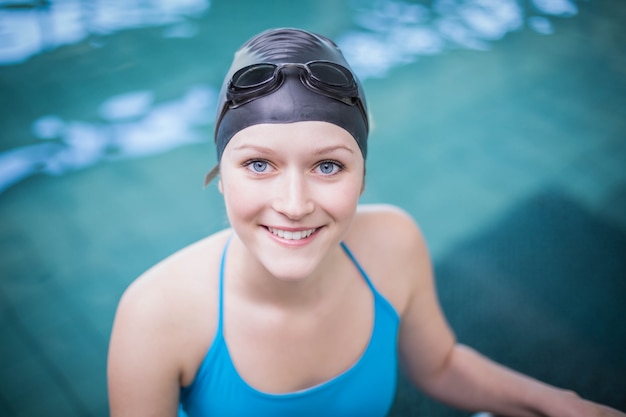 Mooie vrouw krijgt in het water bij het zwembad