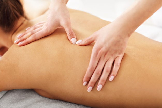 mooie vrouw krijgt massage in spa