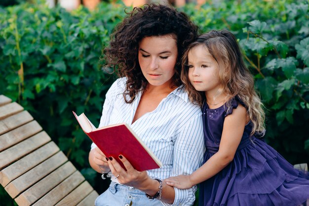 Mooie vrouw leest een boek aan haar geliefde dochter