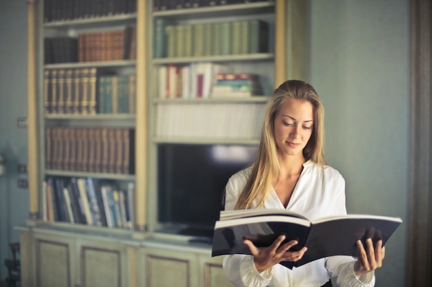 mooie vrouw leest een boek