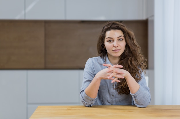 Mooie vrouw lesgeven, lesgeven online om thuis te zitten