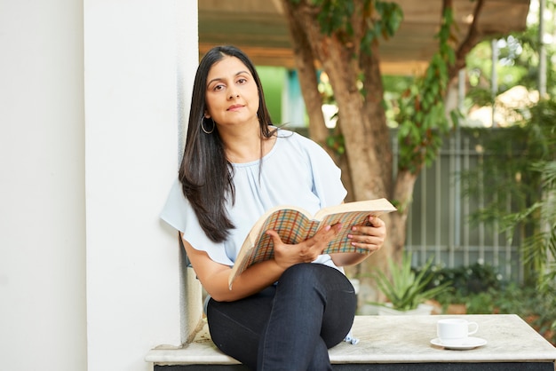 Mooie vrouw lezen