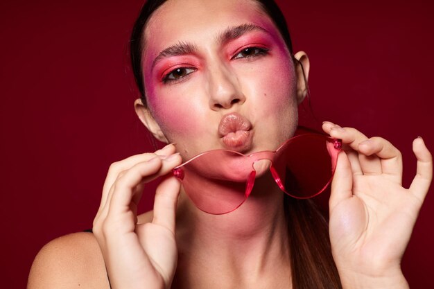 Mooie vrouw lichte make-up poseren mode emoties mode bril geïsoleerde achtergrond ongewijzigd