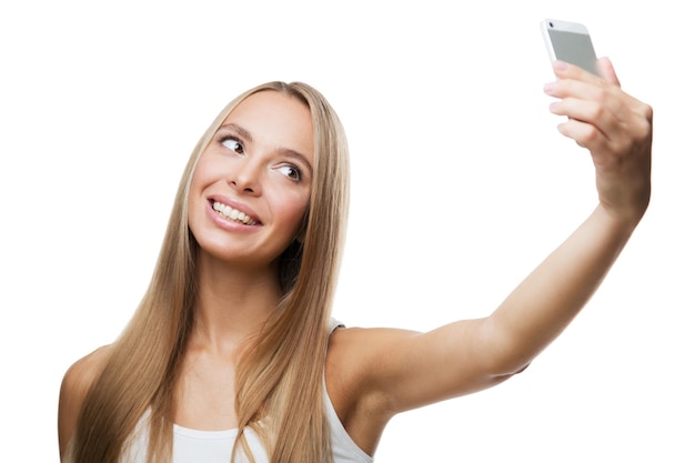 Mooie vrouw maakt selfie op witte achtergrond