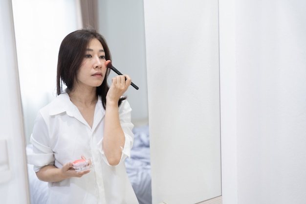 Mooie vrouw make-up in de slaapkamer, make-up concept