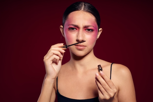 Mooie vrouw Make-upborstel schoon leer lichte make-up poseren roze achtergrond ongewijzigd