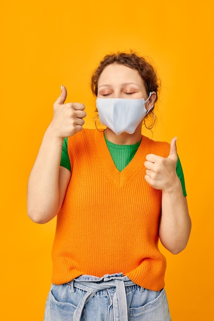 Mooie vrouw medisch gezichtsmasker grimas emoties close-up geïsoleerde achtergronden ongewijzigd