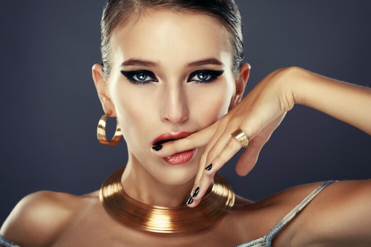Mooie vrouw met avondmake-up en gouden juwelen