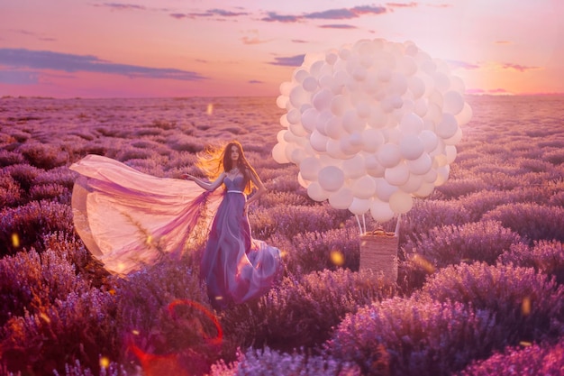 Mooie vrouw met ballonnen in lavendel