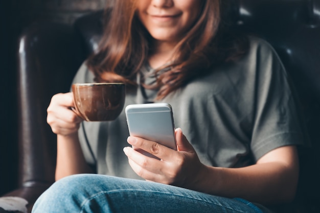 Mooie vrouw met behulp van en het aanraken van een smartphone