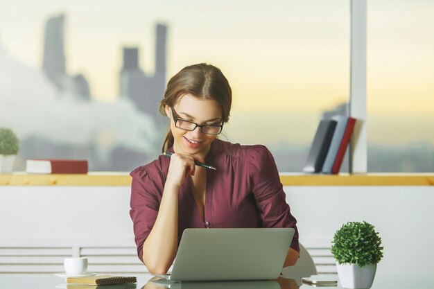 Mooie vrouw met behulp van laptop